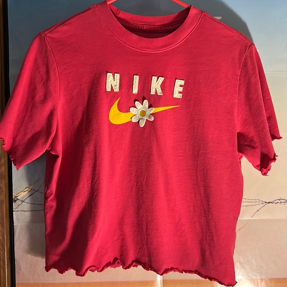 nike graphic crop top<3